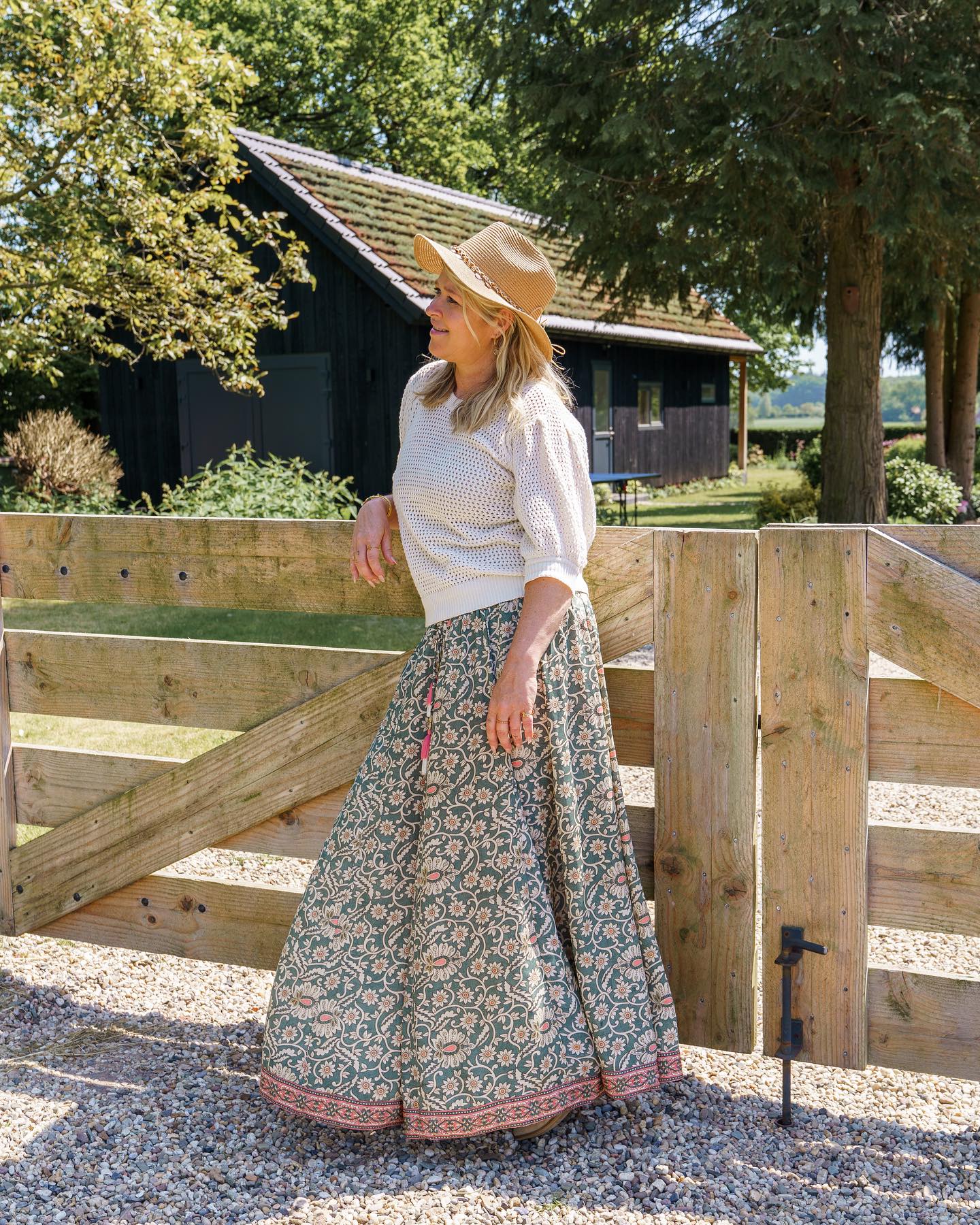 Ik ben me helemaal aan het voorbereiden op de lente. Zo ben ik een moestuin gestart (met de makkelijke moestuin) en ben ik al het groen aan het verwijderen van de tafels en stenen. Een hele klus. Maar ik hou zo van deze verandering. Ik krijg weer zin om van alles te gaan doen. Nieuwe ideeën, creëren. Alsof ik uit een winterslaap kom😃
Ben jij ook al lekker bezig?