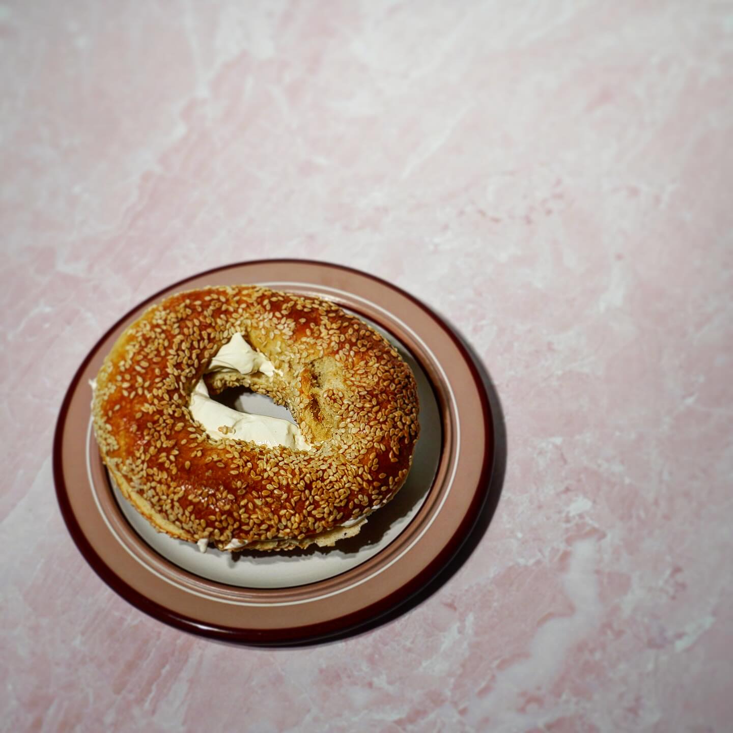 Mornings are better with a warm, freshly baked MTL bagel, slathered in creamy, dreamy cream cheese! Crispy and chewy Montreal Bagels just pairs so well with the simplicity of cream cheese… Here’s an idea💡! Order your @mtlbagelstucson today and pick em up fresh tomorrow morning!
🔗 www.mtl-bagels.com and in our bio
#bagelbliss #bagelsandwich #bagelshop #tucsonfood #tucsonlocal