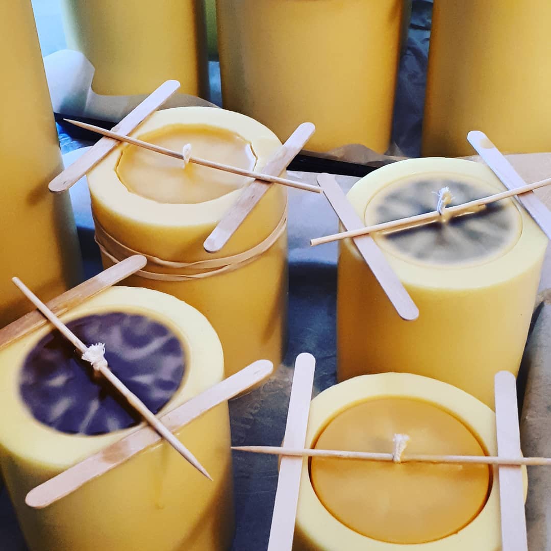 A cooler day, perfect to make some beeswax candles!
#beeswax #natural #local #beekeeper #localbeekeeper #sweetsmelling #bees #apismellifera #cleanburning #whynot