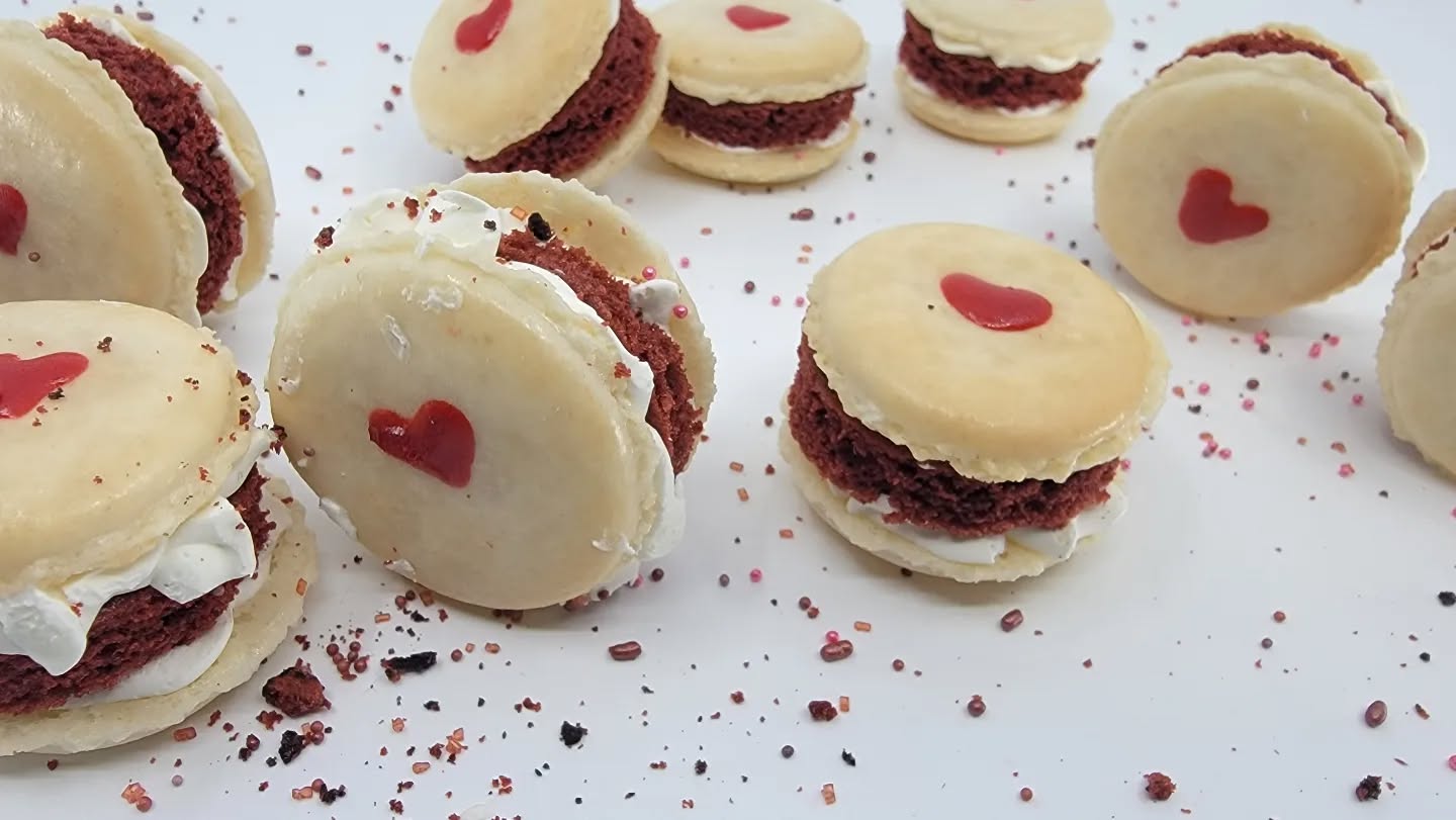Limited Edition Red Velvet Macarons for the Valentine's Season only 💕.
-🎨-
-😎-
-🎂-
#loungincake #loungin #createchillcake #creativecatalyst #macarons #redvelvet #macarons #pastryworld