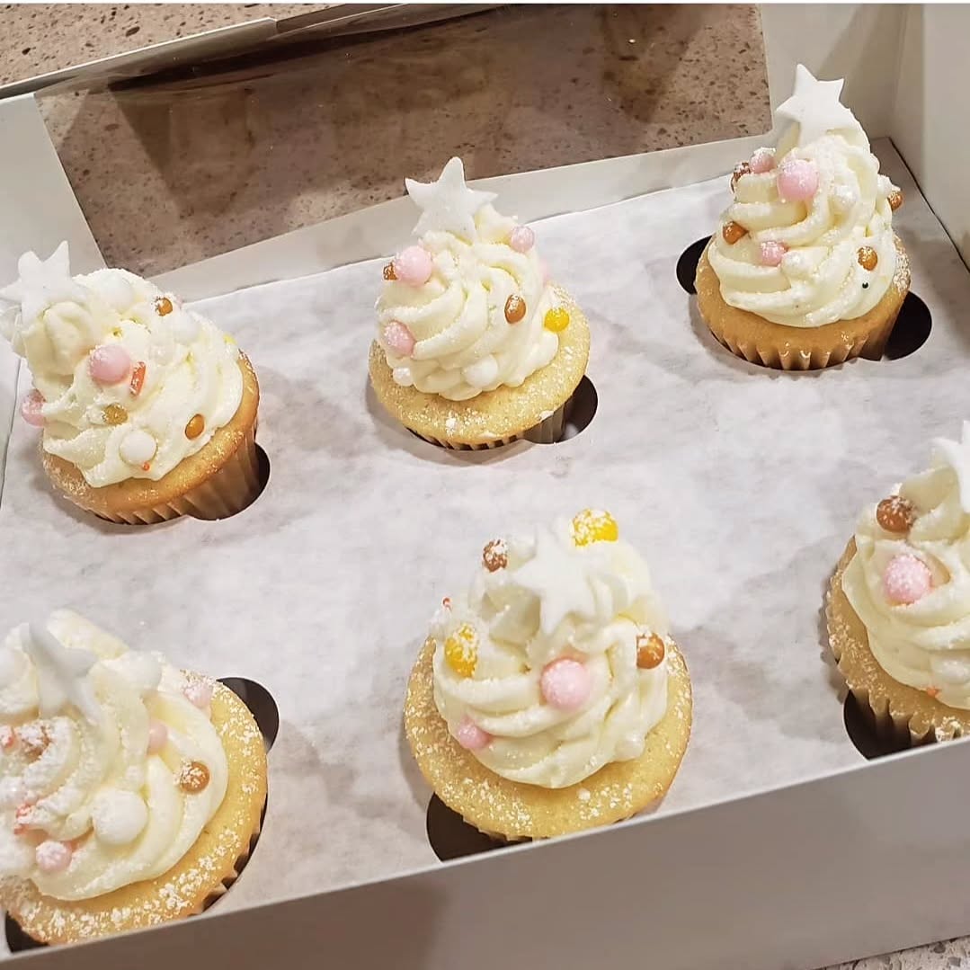 Oldie but goodie! We brought back our White Christmas cupcakes for the season. Link in bio to order!
-🎨-
-😎-
-🎂-
#loungincake #loungin #createchillcake #ediblecreationsforall