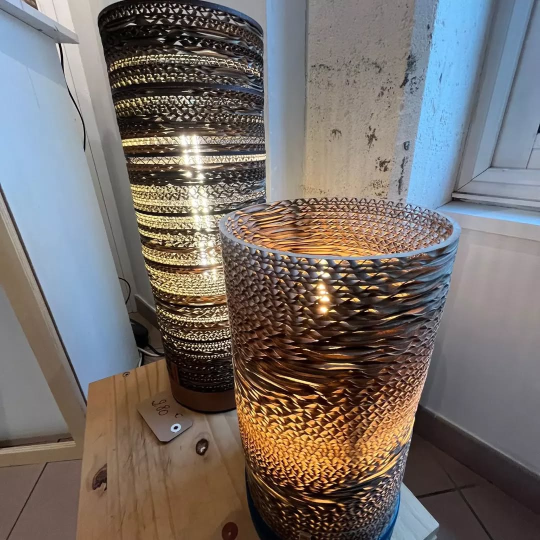 Rendez-vous à La Couarde, derrière L' Église, jusqu'au 20 juin pour découvrir des nouveautés ainsi que les créations d'artisans talentueux !
#lacouarde #ilederé #dentelledecarton #upcycling #design #homemade #madeinfrance🇫🇷 #luminairedesign #luminaire #lumiere #artisanatdart #artisanat #carton #creationartisanale #creationfrancaise #decorationinterieur #lampes #suspension #lampecreation #cardboard #cardboardart #craft #pieceunique #abatjour #createur #createurfrancais