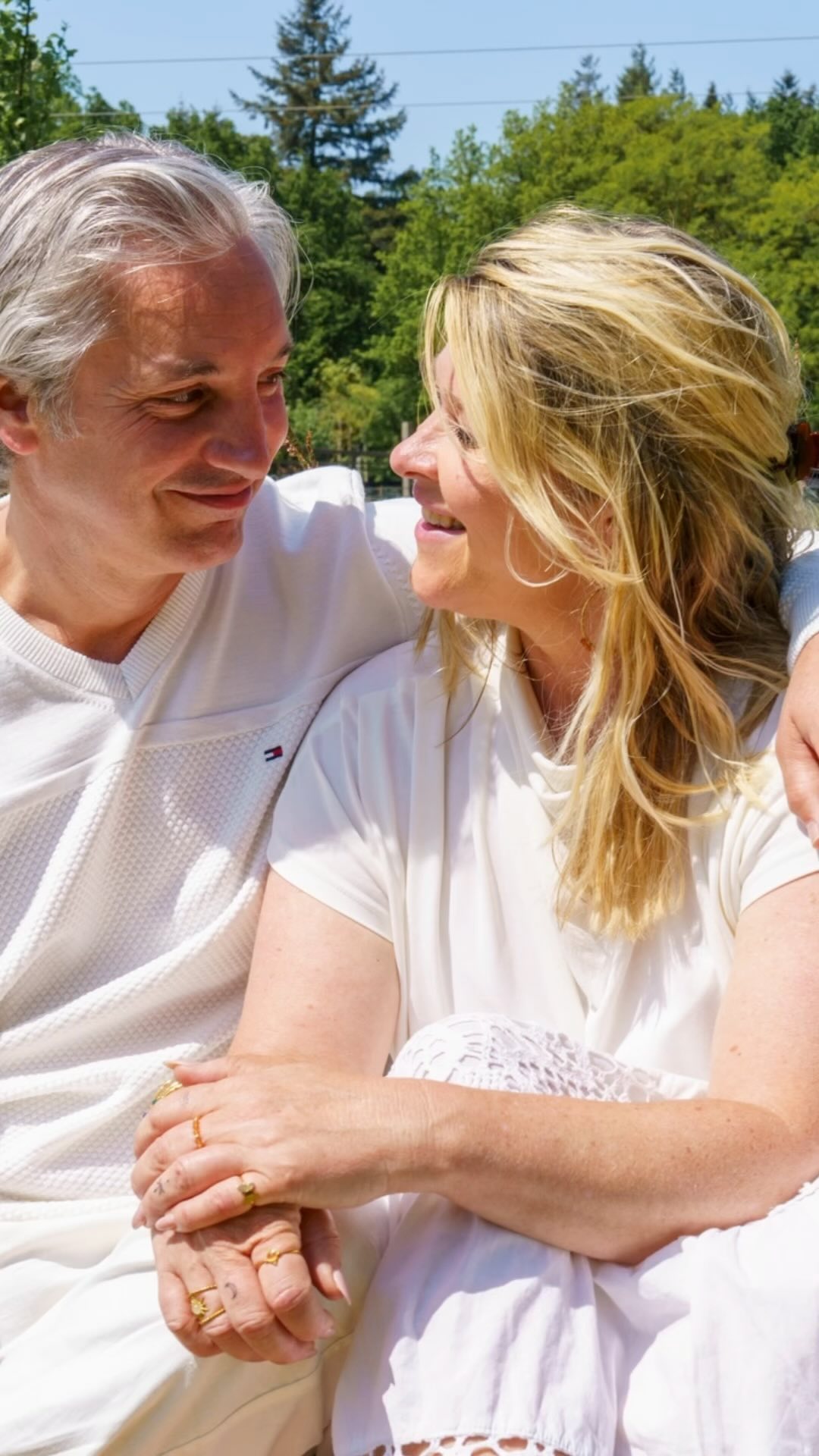 Na jarenlang vast gezeten te hebben in een destructieve relatie was ik een schim van mezelf geworden.
Onherkenbaar. De sprankeling uit mijn ogen verdwenen.
Ik moest weer leren vertrouwen.
In eerste instantie op mezelf.
En daarna leren vertrouwen te hebben in een partner.
Een lange weg.
Helen van de trauma’s, mezelf opnieuw ontdekken.
Ik moest leren dat er van mij gehouden kon worden en dat ik grenzen kon aangeven.
Ik moest leren me over te geven. Aan de liefde.
Dat lukte allemaal. In kleine stapjes. Mede door jou.
Door je geduld. Je onvoorwaardelijke liefde voor mij. Doordat je zei dat we samen oud zouden worden en omdat ik dat zo graag wilde geloven.
Ik wilde me openstellen.
We zijn nu inmiddels meer dan 28 jaar samen. Samen gegroeid. Samen onze trauma’s geheeld en overwonnen.
Omdat liefde alles kan Helen. Als je beiden wilt. Ik geloof dat echt. Ik geloof in de liefde.
Ik geloof in jou. Ik geloof in mij. Ik geloof in ons samen❤️
#toxicrelationships #mishandeling #trauma #relaties #codependentie #liefde #zelfliefde #jezelfverliezen #heling #ikbentara