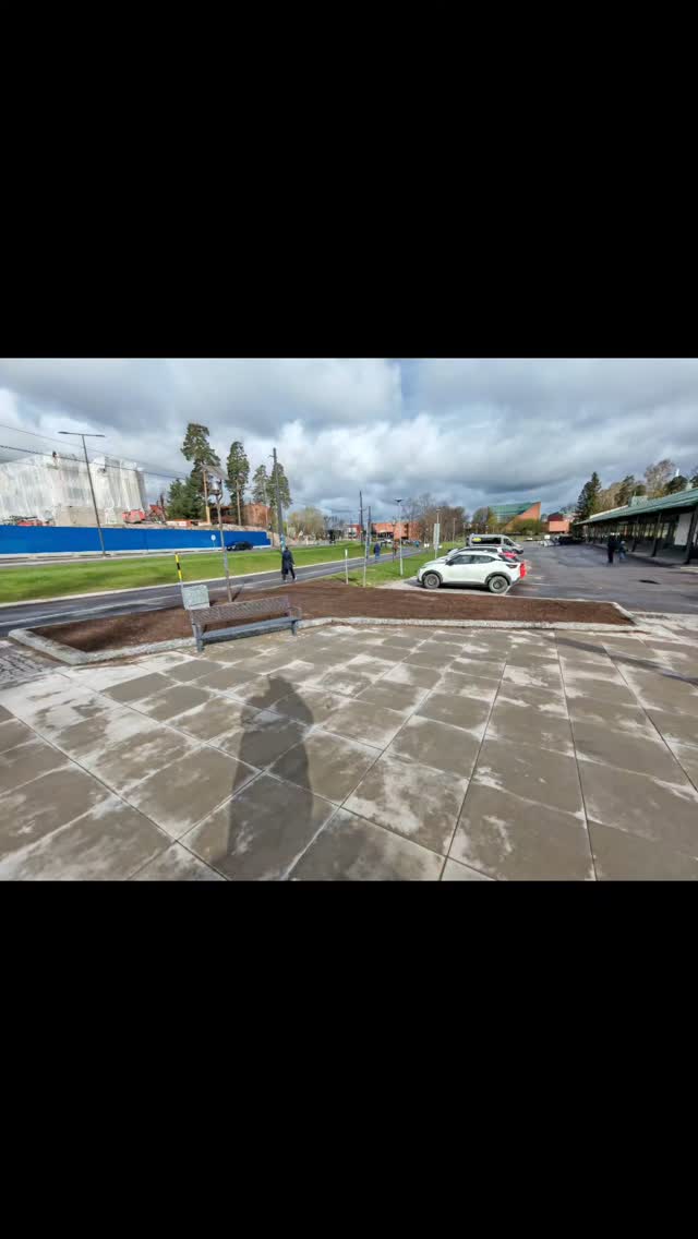 Toukokuun alussa alkoi iso istutus ja metsitysurakka Otakaaren katualueella Espoossa. Olemme aliurakoitsijana KMS infra palvelulle. Tämä on samanlainen urakka kuin viime vuonna Vermossa sijainnut katualueen urakka.
Meidän osalta urakan ensimmäinen vaihe valmistui tällä viikolla, kun saimme jyrkän rinteen metsitettyä.
Ensimmäisessä vaiheessa istutimme pensaita, kääpiövuorimäntyjä, isompia katupuita, pieniä metsitystaimia, joilla asennettiin myös taimitassut. Pensasalueet kuorikatetettiin yhdessä @hiekkaa.fi kanssa. Katupuille asennettiin järeämmät tukipuut Espoon kaupungin mukaan sekä kastelupussit. Myös osa alueista kylvettiin nurmikkoa.
Toinen vaihe alkaa meidän osalta syyskuussa kun katu-urakka on edennyt eteenpäin ja lisää alueita on valmistunut. Silloin myös metsitetään pienempi alue, kylvetään niittyä ja nurmikkoa ja istutetaan katupuita.
#fspapaveroy
#viherrakentaminen
#katualueet
#pensaat
#katupuut
#metsitys
#kuorikate
#taimitassu
#tukipuut
#kastelupussi