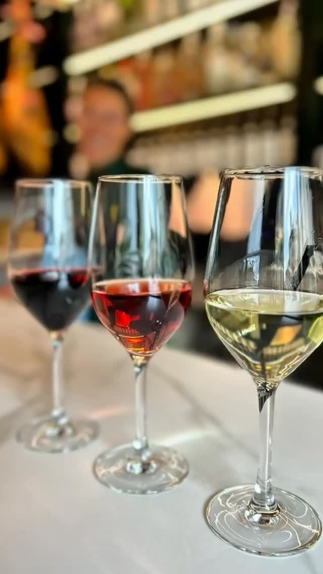 Aceitas dar um passeio com a gente em busca de vinhos bons e de quebra olhar pros rótulos com outra perspectiva? 👀✨🍷