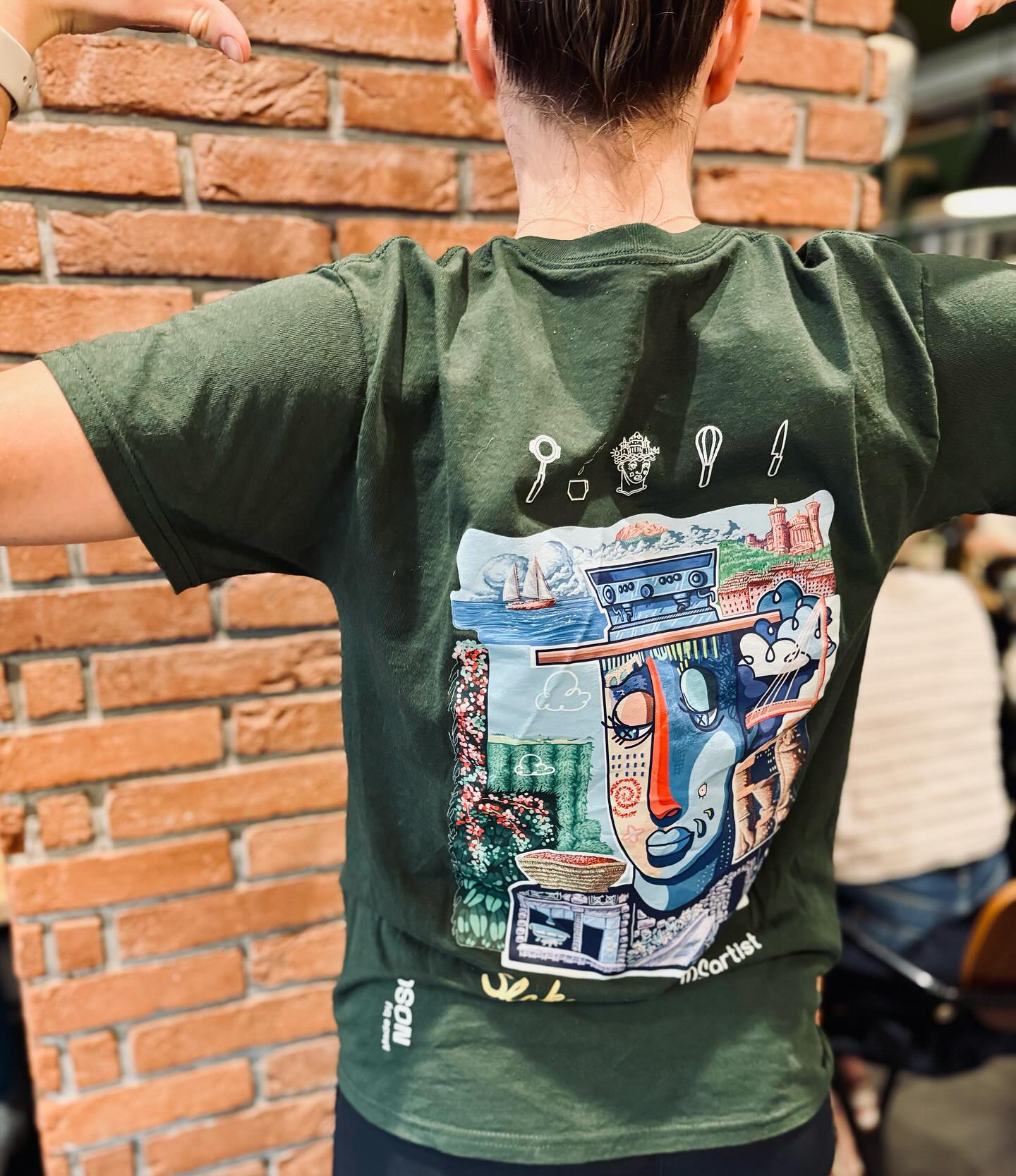 Vous l’avez sûrement déjà aperçu porté sur notre équipe, notre t-shirt imaginé avec @jdsartist !
JDSartist est un artiste peintre français basé à Lyon. Il lance récemment sa dernière collection « cirque de l’humanité », une mise en lumière sur un sujet qui l’inspire profondément : la fascination de l’être humain.
La tristesse peut sembler très présente dans ses œuvres mais toujours contrebalancé par des couleurs vives, lumineuses et chaleureuses.
Pour information, le t-shirt (bleu/vert) est à la vente au prix de 30€. Infos via notre messagerie Instagram ou directement sur le site du diploid et du slake.