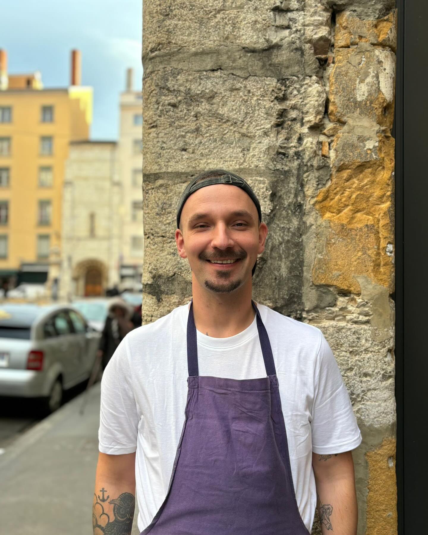 • PORTRAIT #1 •
Johan alias Jo - notre chef de cuisine depuis 5 ans !
Inventif , drôle et pointilleux c’est lui qui vous concocte les savoureux pancakes que vos papilles apprécient tant 🥞
Pour nous, c’est notre papa qui veille sur toute l’équipe 🫶🏼
#lyon #lyonfood #breakfast #coffeebar #foodbar #takeaway #specialtycoffee #specialitytea #diploid #staff