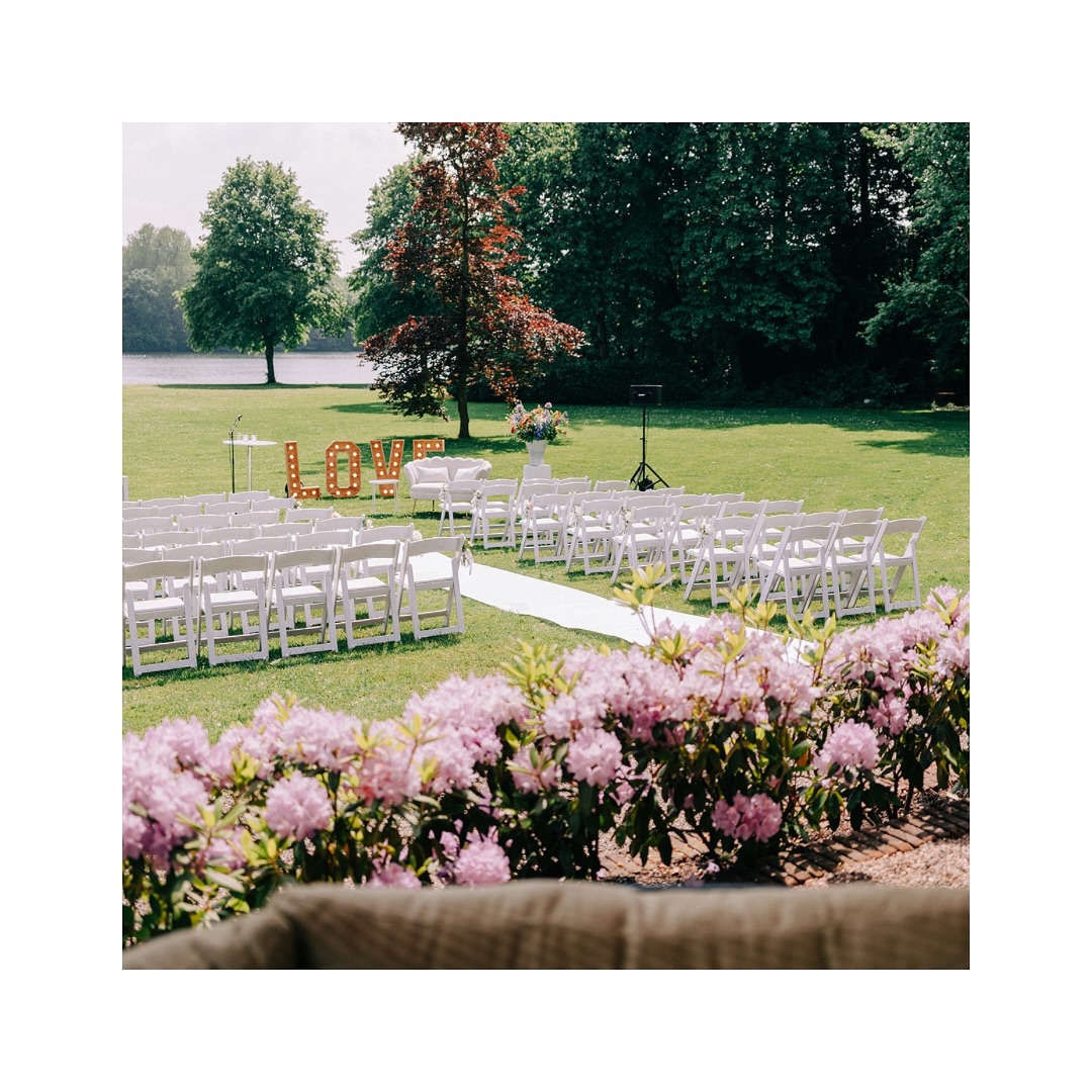The fresh air, natural beauty, and the sound of nature all add to the romance and charm of the big day. Whether it’s a beach, a garden, or a rustic vineyard, outdoor ceremonies offer endless possibilities for creating a unique and unforgettable atmosphere.
Planning an outdoor ceremony requires attention to detail, from choosing the perfect location to ensuring everything runs smoothly with the weather in mind. We work together to make sure every element, from floral arrangements to seating, enhances the natural beauty around us, creating a stunning backdrop for the couple’s vows.
I love this location and it’s natural ceremony setting! So beautiful! @landgoedtewerve 🌸💍
📸 @wat.een.plaatje
#OutdoorWedding #WeddingPlanning #NatureInspired #DreamWedding #LoveInTheOpenAir #WeddingCeremony