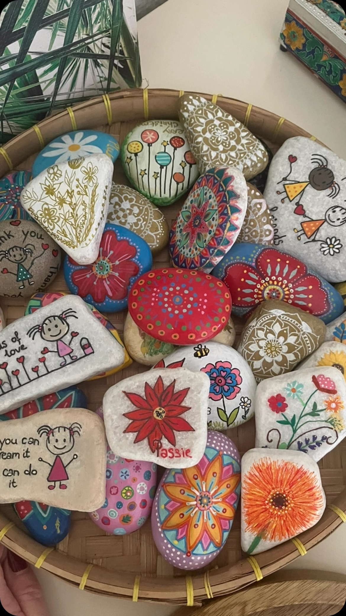 Soms vergeten we even stil te staan. Bewust tijd te maken te maken om te ademen. Te voelen. We rennen, plannen, streven… maar naar wat eigenlijk?
Als je aan het einde van je leven bent, kun je dan tevreden terugkijken op je leven? Of heb je veel aandacht besteed aan onbelangrijke zaken?
Volgens mij gaat het leven over verbinding. Er voor elkaar zijn. Over liefde. Voor jezelf en voor anderen.
Dit alles is een keuze, iets wat je steeds opnieuw mag kiezen.
Sinds kort ben ik aan het schilderen. Vooral mandala’s. Niet om te presteren, maar gewoon om te zijn. Zonder haast, in flow, intuïtief. Dat zijn momenten in verbinding, met mezelf en de creativiteit.
Voel je vrij om eens aan te schuiven. Samen te creëren, in stilte of in gesprek. Even uit het hoofd, in het nu.
Ervaring is helemaal niet nodig, ik ben namelijk zelf net gestart. Ik geef dus geen les, je kunt zelf gewoon iets maken of iets meenemen waar je aan wilt werken. Omdat je er thuis niet aan toe komt.
We kunenn van elkaar leren, elkaar inspireren.
Mocht je een keer geheel vrijblijvend en kosteloos mee willen doen, stuur me dan even een bericht of dm❤️
Liefs Daniëlle
#RustInBalans #CreërenUitHetHart #AanwezigZijn #workshopmandalas #creëren #spiritualiteit #verbinding