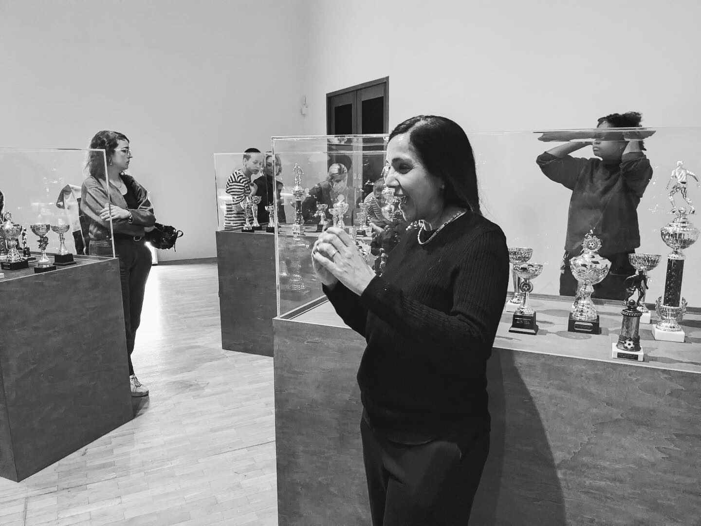 This is one BSL tour I want to share, not to be missed. Artist #donaldrodneyartist was most innovative and versatile artist of his time. British born to Jamaican parents, grew up in Smethwick, Birmingham. Rodney lived with #sicklecell anaemia a ‘dis-ease’ he stated. His art became a metaphor for his illness and injustices of society at large. He used real X-rays to draw while in hospital - questioning ‘what lies beneath the surface’, photographs showed how traumatic and intrusive the medical interventions compare if you had white skin. British colonial history that continues in life today. He created films - ‘it was his wish to use accessibility as a weapon of politics’. His 70 trophies with statements he has heard when travelling on the tube, bus, in the paper shop, comments people make about Black people. He work ‘Doublethink’ how ‘treatment of black sportsmen who often receive both cheers of appreciation and taunts of racial abuse’. I would highly recommend you visit this @whitechapelgallery it is free Thursdays 6-9pm weekly to visit. He certainly inspired me. Some photos from @stirup1 (thank you)