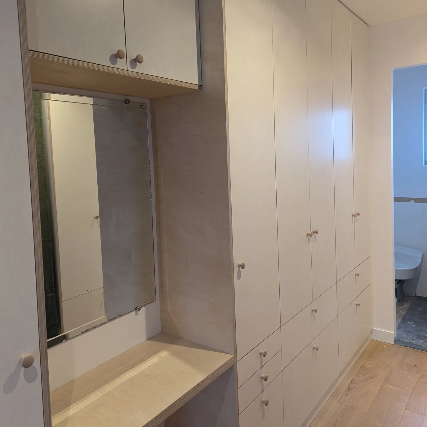 Dressing sur mesure.
Façades en contreplaqué bouleau teinté blanc SanDesign Color
Montreuil 93100
Janvier 2025