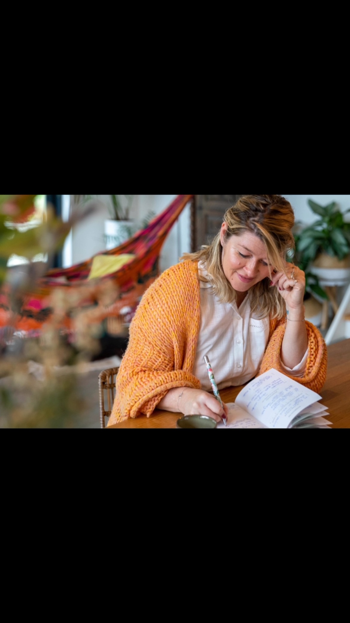 Lezen? Geen tijd.
Schilderen? Misschien als ik met pensioen ben.
Tijd voor mezelf? Haha, goeie grap.
Bizar eigenlijk… hoeveel vrouwen altijd bezig zijn.
Voor anderen. Met to-do lijstjes.
En als er eindelijk rust is? Dan zijn we te moe om te genieten.
Mag het misschien wat vaker:
een boek, een kwast, een uurtje niets?
Niet om iets te bereiken, maar gewoon… omdat het leuk is?
Tijd voor jezelf maken is echt iets wat we moeten leren vind je niet?
Inmiddels kan ik het goed. Een serie kijken, wegdromen, in een dagboek schrijven. Schilderen. Urenlang. Maar het is een vaardigheid die we onder de knie moeten krijgen😉
#vrouwenkracht #tijdvoormezelf #meerplezier #intuïtiefleven #persoonlijkegroei #vrouwzijn #overgang #selfcareisntselfish #innerlijkevrijheid #zachterleven #ikbentara