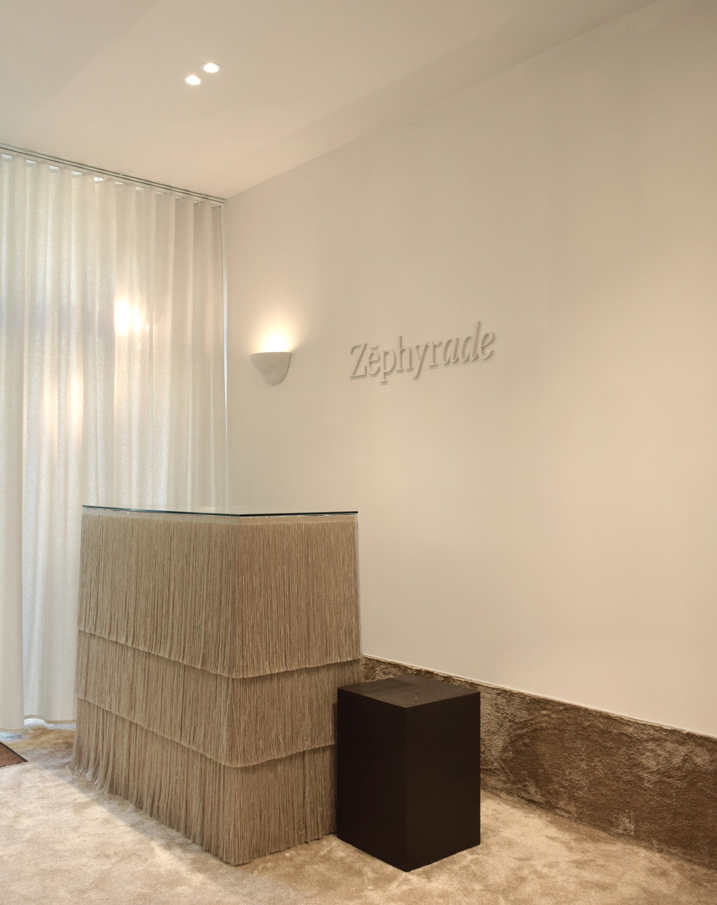La boutique de la maison de Joaillerie @zephyrade_ Une de boite blanche de 20m2 habillée de moquette, de passementerie, de nacre, de voile de coton
Une photo de l'existant s'est glissée dans ce carroussel 😮 sauriez vous la retrouver ...?
#retaildesign #boutiquebordelaise #joailleriefrançaise #architecturedinterieurbordeaux #architecturedinterieur #shopdesign #bordeaux