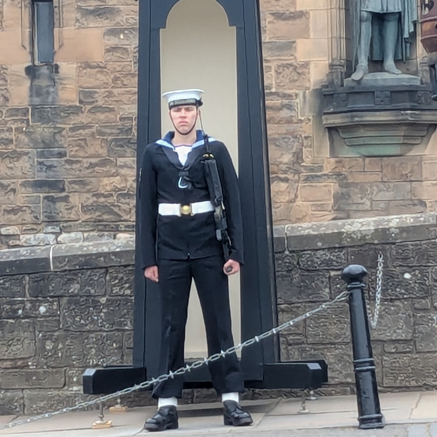 Lovely to see the Royal Navy standing guard at the castle this week. A first for the Royal Navy in Scotland. BZ
#royalnavy #royalnavyscotland #edinburghcastle