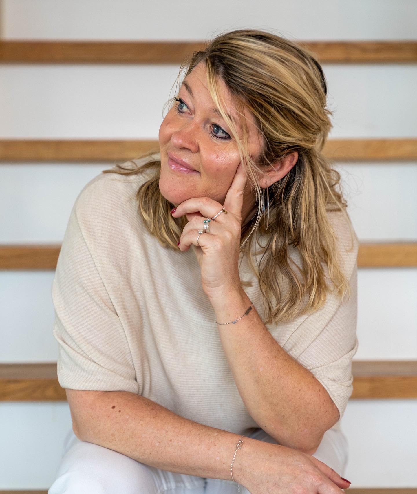 🌿 Sabbatical tot januari 2026 🌿
Soms fluistert het leven heel zachtjes…
en soms roept het luid en duidelijk: nu is het tijd om te kiezen.
Ik neem een sabbatical van mijn praktijk tot minimaal januari 2026.
De komende tijd wil ik mijn volle aandacht geven aan de jongeren in ons gezinshuis – aan hun verhalen, hun groei, hun veiligheid.
Na de zomer komen er weer twee nieuwe jongeren bij ons wonen. Ik kijk daar naar uit, maar weet ook dat het energie en aandacht kost iemand te laten landen in het gezin. Ik wil daar tijd en rust voor hebben.
Daarnaast is er ruimte nodig voor iets wat al langer roept: creativiteit. Schilderen, pottenbakken, de bloementuin, voelen, ZIJN.
Ik ben ongelooflijk dankbaar voor alles wat er al is ontstaan in mijn werk. En wie weet wat er in de stilte mag ontstaan.
✨ Tot later, met een hart vol nieuwe inspiratie.
Liefs,
Danielle
#sabbatical #pauzeknop #creatiefleven #gezinshuis #vertragen #levenvolgensjehart