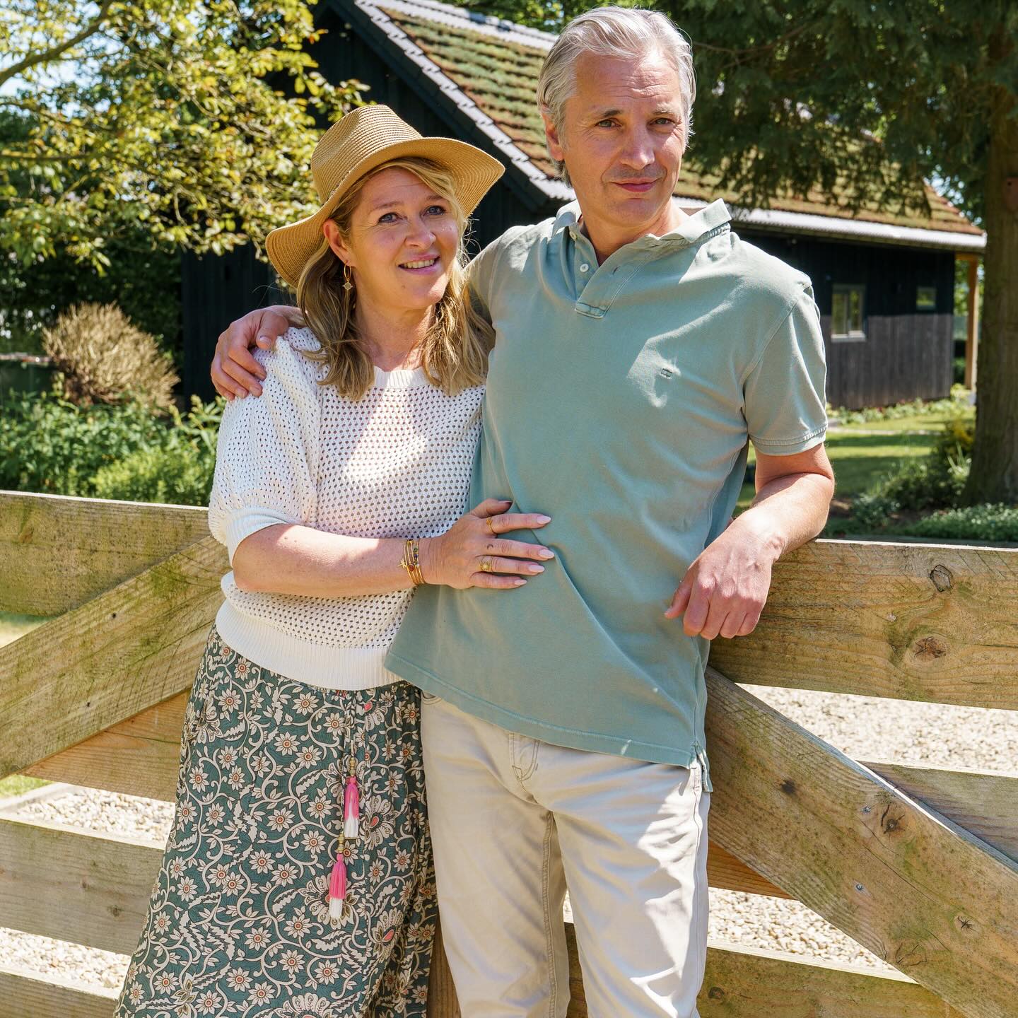 🦋Nieuwe fase. Nieuw ritme🦋
Ik voelde het al even aankomen. Een verandering. Dat ik keuzes moest maken. Niet precies wetende waarom. Maar vorige week werd het duidelijk. We werden gebeld of we plek hadden voor een meisje van 15. Met spoed. Crisis. We hadden net 1 uur een kamer vrij…
We zeiden ja, zonder veel over haar te weten. En een paar uur later stond ze voor ons. Een meisje met zoveel pijn, dat het nog moeilijk is om daar woorden voor te vinden.
We weten niet of ze kan blijven omdat we niet weten wat ze precies nodig heeft op de langere termijn. We weten niet hoe het leven loopt. Maar we weten wel dat ze nu veilig is en op een goede plek.
Of de jongeren die bij ons komen blijven of niet maakt niet zoveel uit. Elke keer voelt het alsof ze niet zomaar op ons pad komen, maar dat we op de een of andere manier een tussenstation mogen zijn. Een plek van rust. Een thuis. Of een keerpunt. Het voelt elke keer weer alsof het precies goed is zoals het is.
Dit meisje en een ander meisje wat na de zomer komt zijn de reden dat ik stop met mijn praktijk en al mijn bezigheden.
Niet omdat het niet meer belangrijk is, maar omdat mijn volledige aandacht nu ergens anders wordt gevraagd.
In het gezinshuis.
Bij de jongeren.
Bij alles wat deze nieuwe fase van me vraagt.
Het is intens, rauw, kwetsbaar én juist daardoor zo echt en mooi.
Ik weet niet precies waar het naartoe gaat.
Maar ik weet wel: dit is waar ik nu moet zijn.
En dit is waar zij nu precies moeten zijn.
Ik doe dit samen met Bas. We zijn een team❤️en samen met alle jongeren zijn we een gezin.
#gezinshuis #jongeren #jongerenwerk