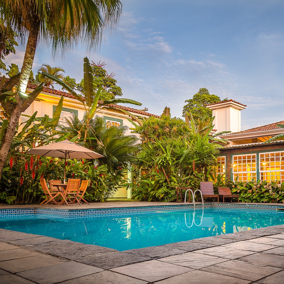A luz dourada atravessa as janelas, o verde abraça a arquitetura colonial e a piscina reflete a calma.
Na Pousada do Príncipe, o tempo ganha outra cor — e outro ritmo.
⸻
Golden light filters through the windows, lush green surrounds the colonial house, and the pool mirrors the calm.
At Pousada do Príncipe, time takes on a new color — and a slower rhythm.
#PousadaDoPrincipe #Paraty #SlowTravelEurope #BoutiqueHotelBrazil #SuaCasaEmParaty