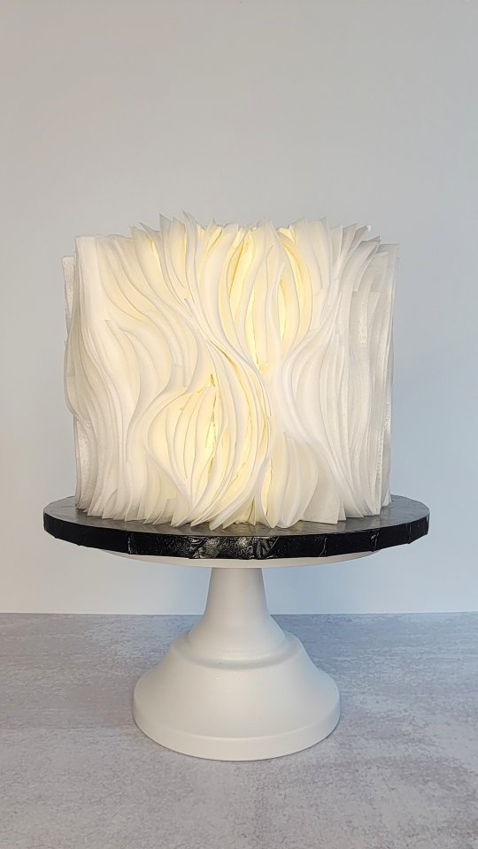 One Tier Wedding Wonder ✨️
-🎨-
-😎-
-🎂-
Inquire about your own Cake Commission at loungin.cake@gmail.com