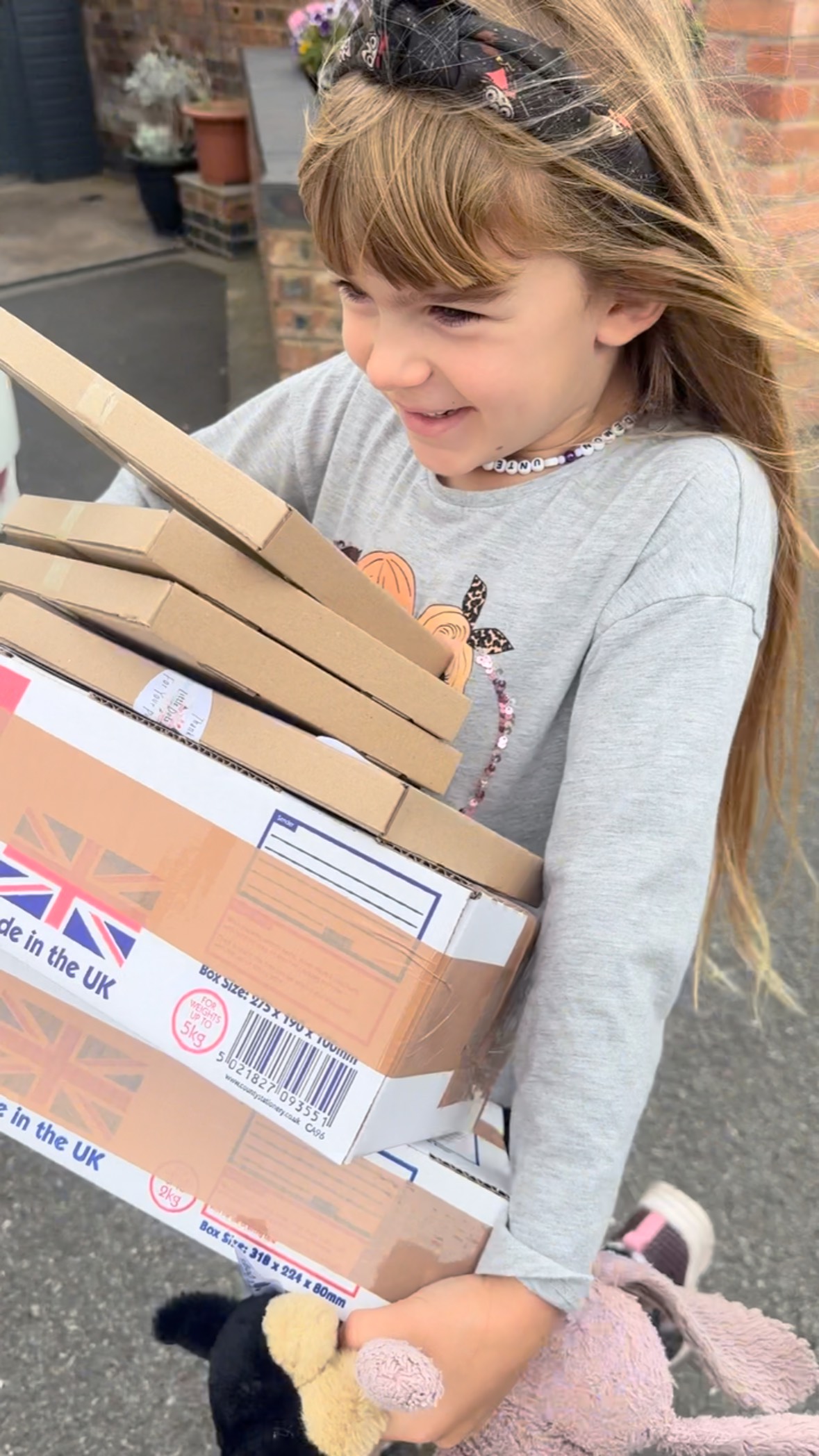 Busy busy with my little helper in tow!
As promised, all orders are now in the post!! Even ones placed today- what can I say, I’m on fire 😎
Still time to order School Bows. My next post run will be Friday. Collections 1-2 days. (All subject to fabric stock which I’m ok for at the moment)
#littledotsbows #busy #school #backtoschool