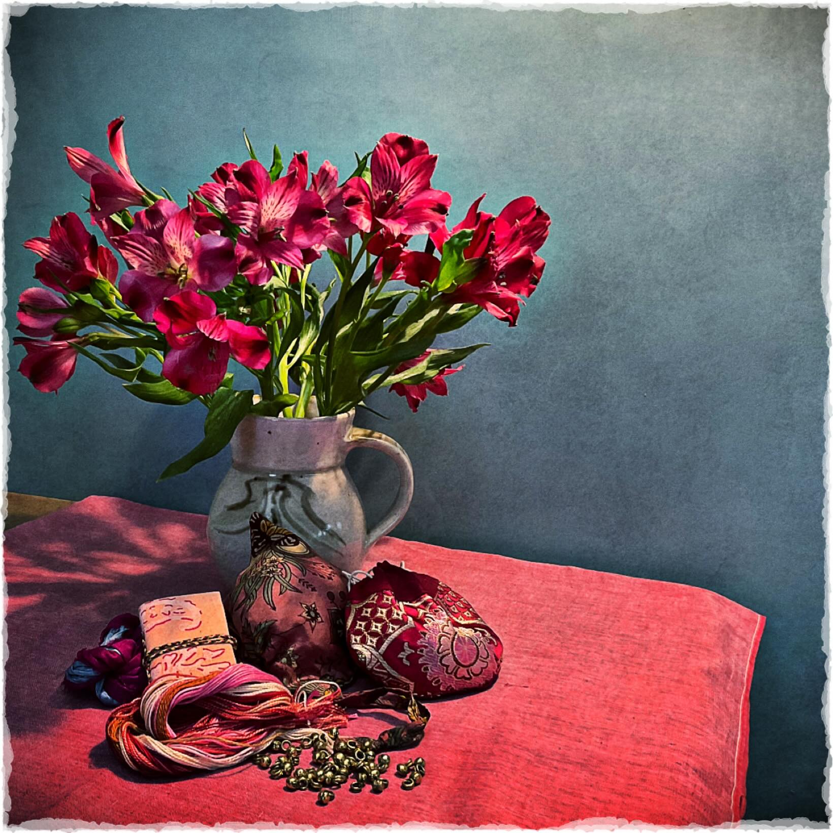 🩷❤️🇮🇳
Early morning pseudo windowsill for Wednesday…
Flowers from a friend, treasures from my travels
.
#wednesdaywindowsill
#alstroemeria
#indianfabrics 🩷❤️🇮🇳
Early morning pseudo windowsill for Wednesday…
Flowers from a friend, treasures from my travels
.
#wednesdaywindowsill
#alstroemeria
#indianfabrics
