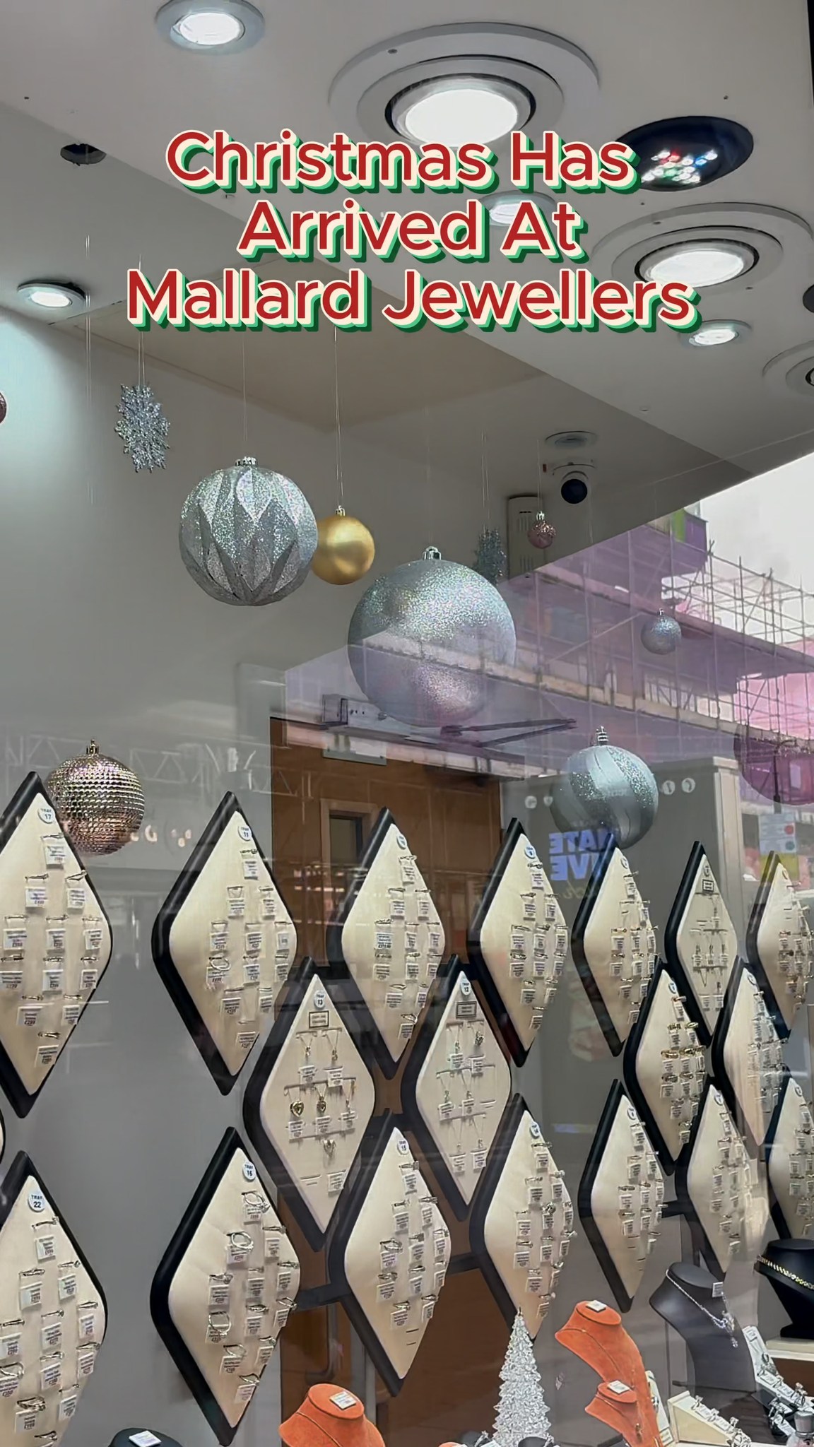 Our shops are getting ready for Christmas !
Check out yours local store ready for Christmas shopping ! 🎄
www.mallardjewellers.co.uk