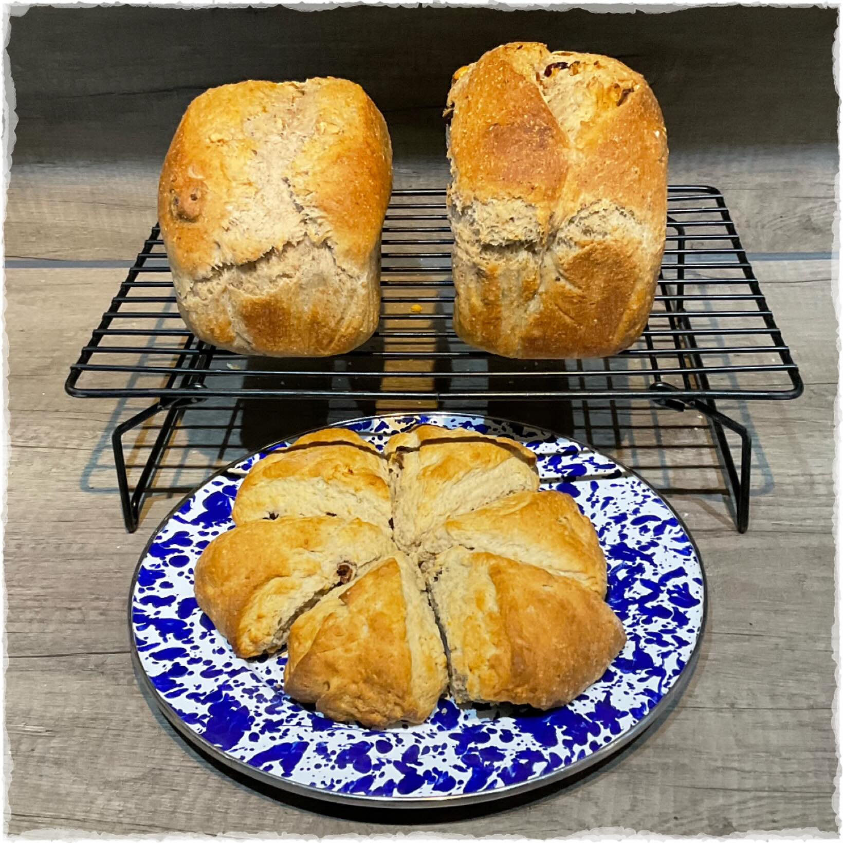 🍞🍞
Two loaves and six oat bran scones
Home baked happiness!
.
.
One loaf with fennel seeds and walnuts
The other with cardamom and a few cranberries
Scones with apricots, cinnamon and orange zest
#homemadebreadday
#sconesofinstagram !
#rainydaybaking 🍞🍞
Two loaves and six oat bran scones
Home baked happiness!
.
.
One loaf with fennel seeds and walnuts
The other with cardamom and a few cranberries
Scones with apricots, cinnamon and orange zest
#homemadebreadday
#sconesofinstagram !
#rainydaybaking