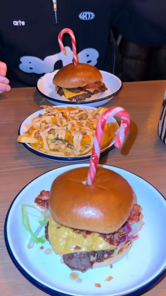 Your vibe. Your style. Your moment.
And a burger that makes it even better 🍔✨
Out exploring? Snapping selfies?
Making memories that deserve the spotlight?
We love being part of it — every bite, every adventure, every “this feels good” kind of day.
Keep tagging us.
We’ll keep serving the flavour 😎
.
.
#pattynbun_burgers #maastrichtfood #smashburger #burgerlovers #burgersofinstagram
#foodieNL #eteninmaastricht #foodporn #maastrichtrestaurant #lunchmaastricht
#briochebun #frieslover #burgertime #localfoodspot #maastrichteten #maastricht #liege