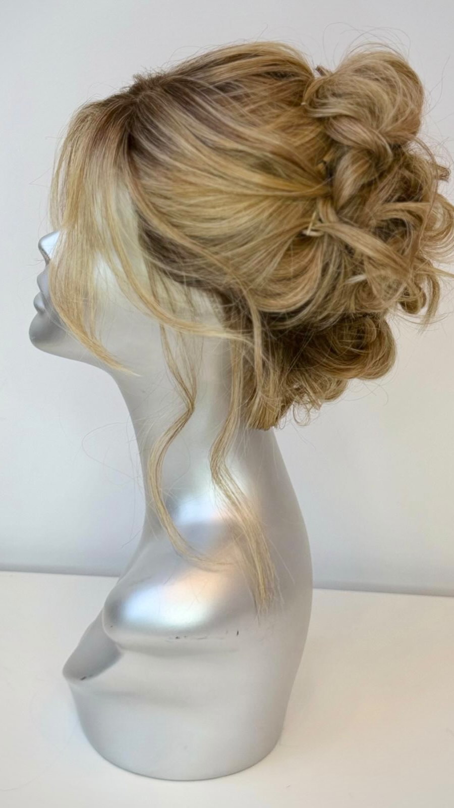🪩 Party hair for New Year 🪩
Our customer requested this gorgeous up do style for her party night. 🎉
🪩 Wig - Calabasas by @belletresswigs
🪩 Colour - Caramel Blonde rooted
🪩 Fibre - Heat Friendly, perfect for creating styles.
🪩 Cap - Wefts with monofilament parting and Lace front.
Available in a variety of colours.
Parrucche can style your wig for any occassion. 🤍
#parrucchewigs #parrucche #wigstyling 🪩 Party hair for New Year 🪩
Our customer requested this gorgeous up do style for her party night. 🎉
🪩 Wig - Calabasas by @belletresswigs
🪩 Colour - Caramel Blonde rooted
🪩 Fibre - Heat Friendly, perfect for creating styles.
🪩 Cap - Wefts with monofilament parting and Lace front.
Available in a variety of colours.
Parrucche can style your wig for any occassion. 🤍
#parrucchewigs #parrucche #wigstyling