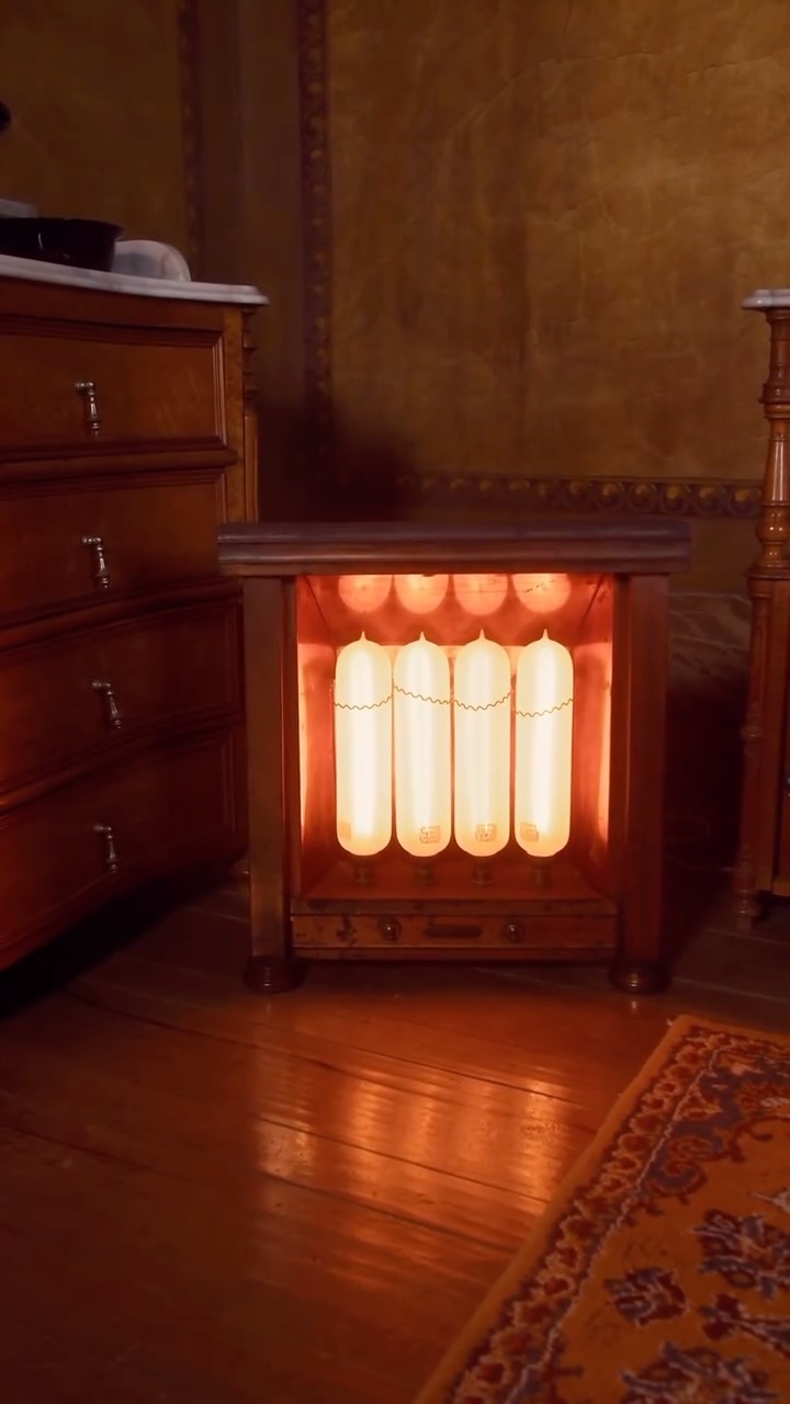 Mais de um século de história e ainda em funcionamento.
Este aquecedor elétrico inglês, produzido no início do século XX, aquecia o cômodo de inverno do casal, unindo tecnologia, beleza e requinte.
Quer ver de perto objetos como esse e tantas outras histórias que atravessaram o tempo? Vem conhecer a Casa Museu.
#jaguarão #históriaviva #jaguarão #patrimôniocultural #cultura