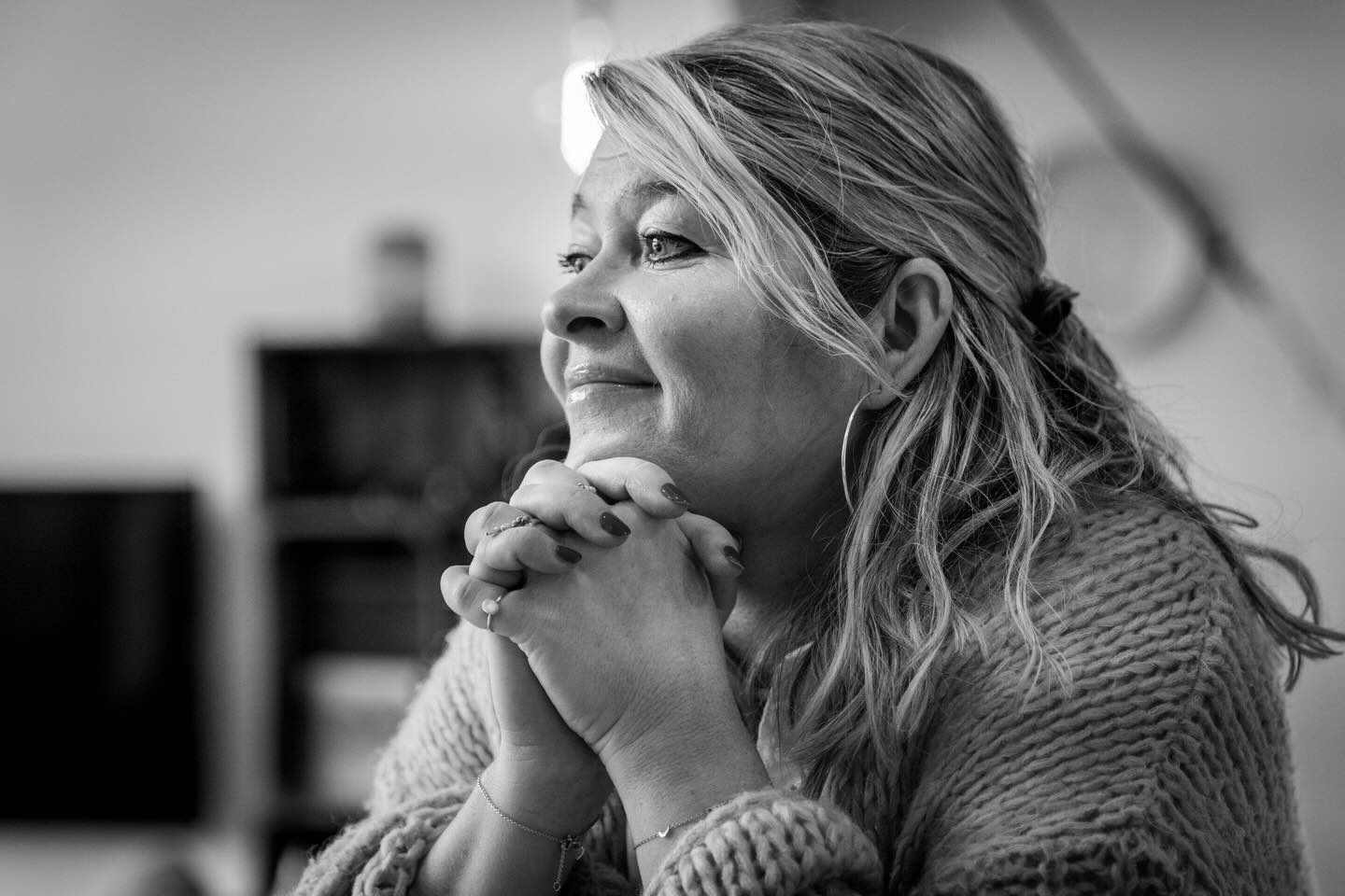 Mijn Praktijk gaat weer open in 2026❤️
Al jarenlang begeleid ik mensen die voelen dat er meer speelt dan ze met het hoofd kunnen oplossen.
Mensen komen bij mij als je vastloopt met vragen.
Als je voelt dat het tijd is om te stoppen met rondjes draaien, maar niet precies weet hoe.
Als je antwoorden zoekt, maar vooral iemand nodig hebt die doorziet wat er écht speelt , zonder omwegen.
Bij mij vind je inzicht, helderheid en richting.
Ik help je zien wat verborgen ligt. Ik geef woorden aan wat je al voelt,
om samen te ontdekken wat je te doen hebt om weer in beweging te komen.
Mijn manier van werken is intuïtief, eerlijk en confronterend wanneer nodig, maar altijd met één doel: ruimte creëren voor beweging, kracht en eigen regie.
Zodat je niet alleen begrijpt wat er speelt, maar ook de stap kunt zetten die je al zo lang uitstelt.
Want soms heb je iemand nodig die verder kijkt, helderheid brengt als het zelf niet lukt,
en je helpt onthouden dat verandering begint bij de eerste echte stap.
Ik zet je niet vast in verhalen , ik zet je in beweging.
Van inzicht naar actie.
Van twijfel naar richting.
Van vastzitten naar vooruit.
Je weet me te vinden indien nodig!
Liefs Daniëlle