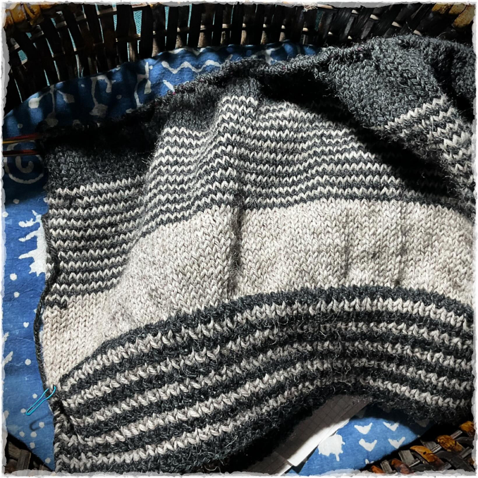 🖤🩶
Never met a stripe I didn’t like…
Ok, that’s not entirely true but I’m very happily knitting them in grey and charcoal this holiday time🤗 🖤🩶
Never met a stripe I didn’t like…
Ok, that’s not entirely true but I’m very happily knitting them in grey and charcoal this holiday time🤗