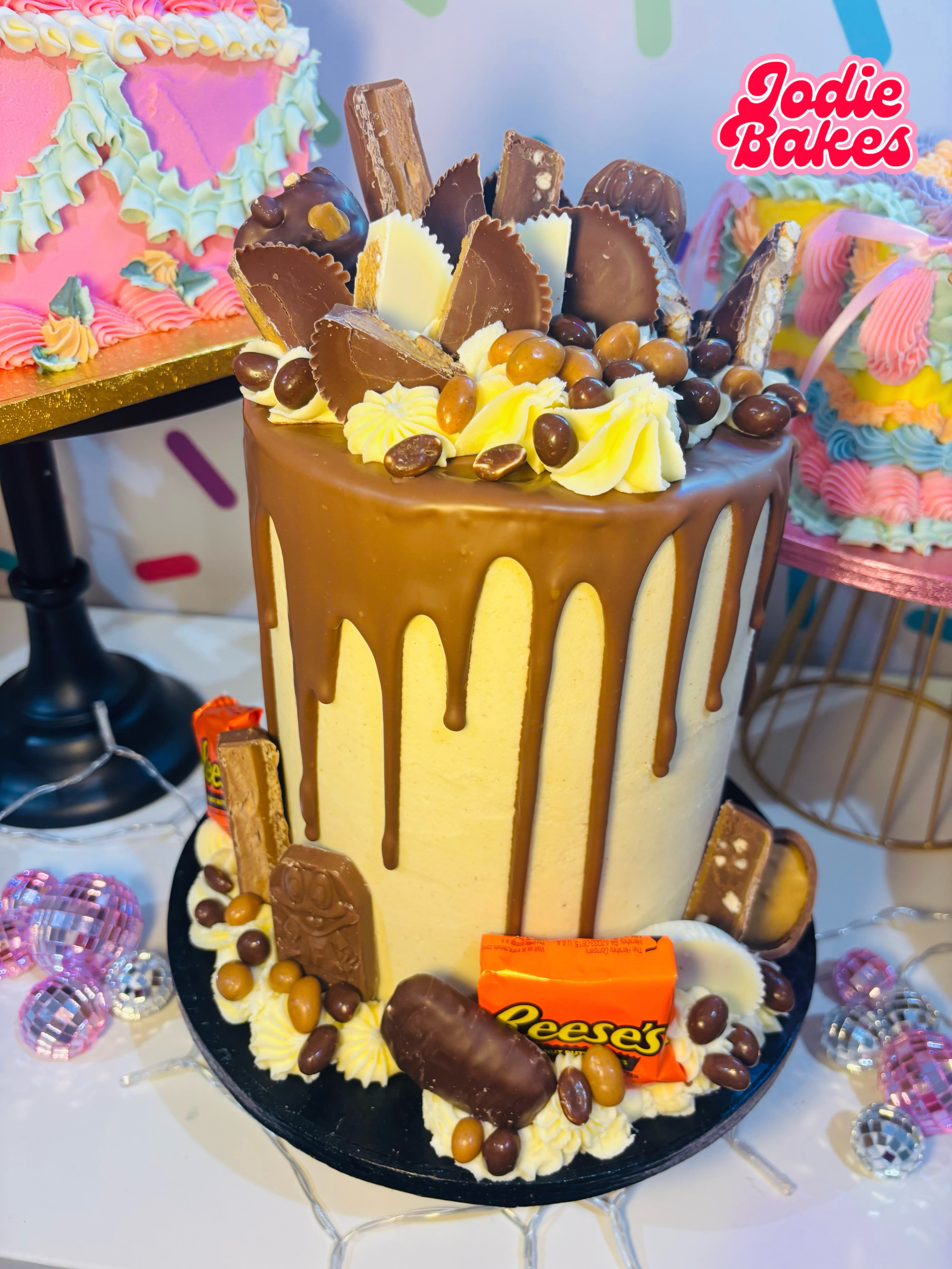 Scroll for a few recents ➡️🎂🧁💕
Fun cakes with flawless finishes 🎉🍰
📩 hello@jodiebakes.co.uk by
📱 @jodie.bakes
🌍 jodiebakes.co.uk
#CustomCakesLeeds #LeedsCake #JodieBakes #LeedsCakeMaker #HandmadeCake