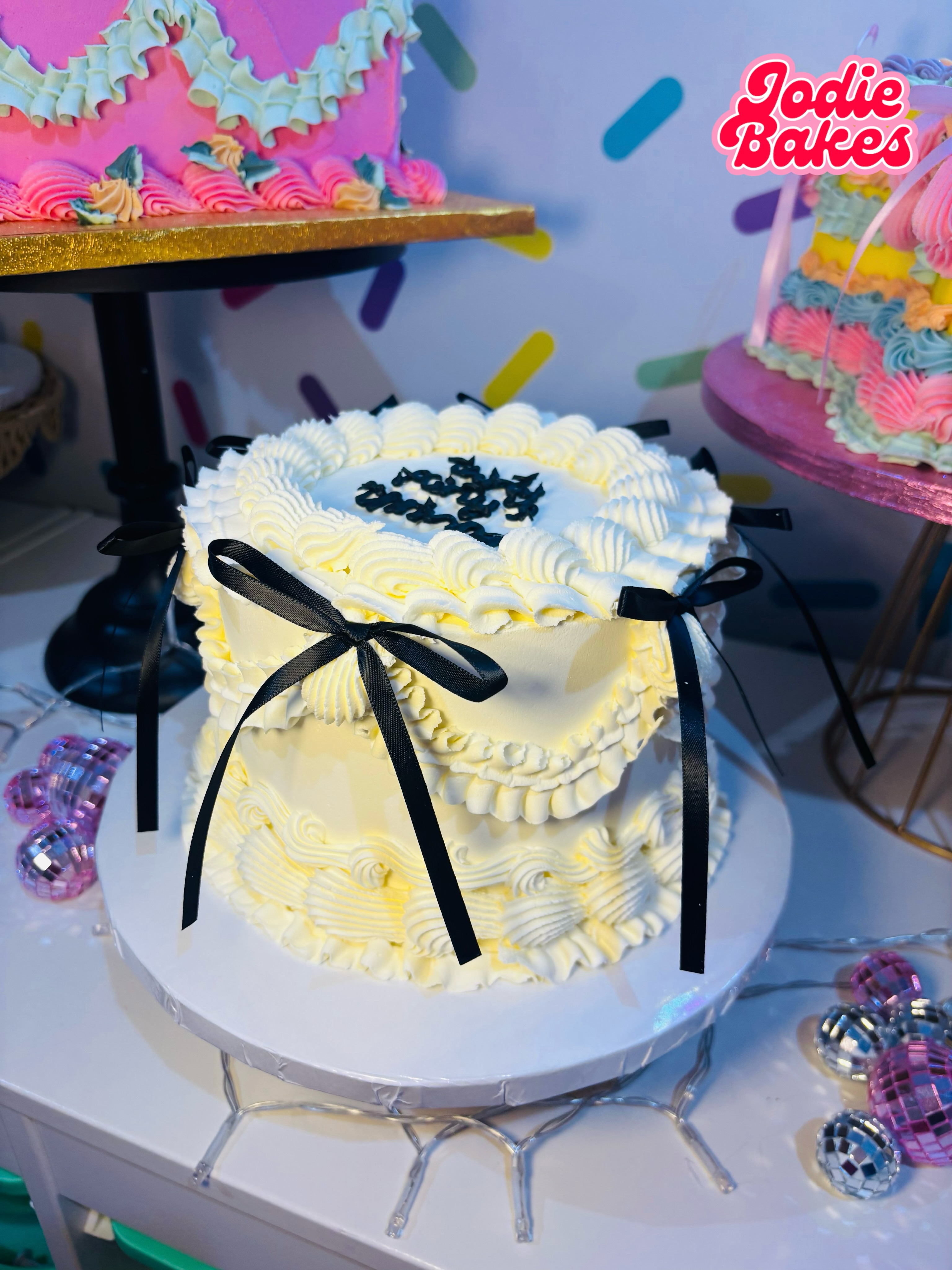 Scroll for a few recents ➡️🎂🧁💕
Fun cakes with flawless finishes 🎉🍰
📩 hello@jodiebakes.co.uk by
📱 @jodie.bakes
🌍 jodiebakes.co.uk
#CustomCakesLeeds #LeedsCake #JodieBakes #LeedsCakeMaker #HandmadeCake