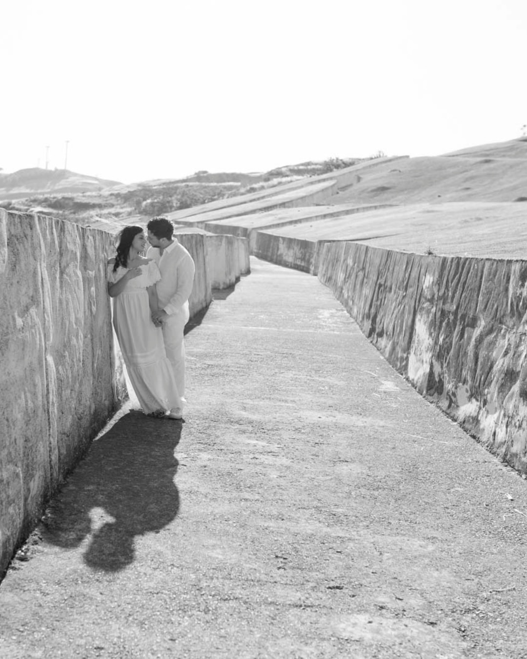 Ci sono luoghi che portiamo nel cuore da sempre.
Luoghi che parlano delle nostre origini, dei nostri ricordi, della nostra storia. E ogni volta che torniamo in Sicilia con una macchina fotografica tra le mani, proviamo una sensazione difficile da spiegare: quella di sentirci esattamente dove dovremmo essere.
Per questo raccontare attraverso un servizio fotografico prewedding l’amore di Ester e Fabio nella nostra isola ha avuto per noi un significato speciale.
Abbiamo scelto un luogo diverso dalle classiche cartoline siciliane: il Grande Cretto di burri a Gibellina. Un’opera immensa, silenziosa e potente, dove la memoria incontra la bellezza e dove il tempo sembra fermarsi.
Mentre il sole si abbassava all’orizzonte, la luce dorata del tramonto avvolgeva ogni cosa e il vento danzava tra le geometrie bianche del Cretto. Ester e Fabio camminavano insieme, stretti l’uno all’altra, lasciandosi trasportare da quell’istante.
E noi eravamo lì, in silenzio, a fare ciò che amiamo di più: custodire emozioni vere.
E forse è proprio questo che rende la Sicilia così speciale per noi: la capacità di regalare scenari straordinari, senza mai rubare la scena alle emozioni di chi li vive.
❤️ Grazie Ester e Fabio per averci permesso di raccontare una piccola parte della vostra storia nella terra che chiamiamo casa.
👉 Se anche voi sognate una sessione di coppia autentica, lontana dalle pose e vicina alle emozioni, scriveteci in DM.
#sicilia #fotografodimatrimonio #prewedding #gibellina #sposi